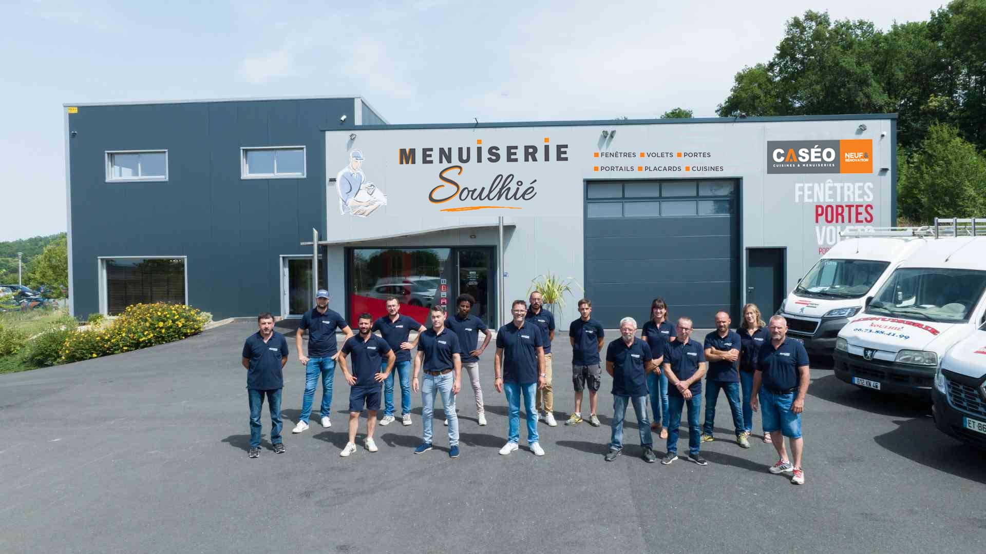 équipe Menuiserie Soulhié devant le magasin de Gourdon